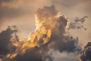 Weather Forecast Images Drucke: A captivating view of dramatic clouds illuminated by the vibrant hues of a setting sun