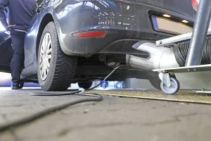Passenger Car Maintenance Drucke: Car during the emissions test