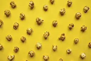 Sweet Treats Concept Drucke: Caramel poprocn pattern on yellow background