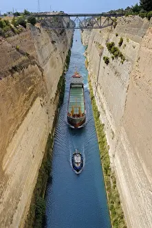 Corinth Canal Drucke: Cargo ship being pulled down a canal