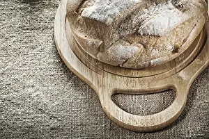 Bakery Products Photography Drucke: Carving board Bread on burlap background