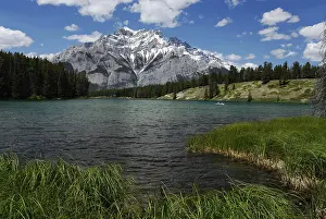 Banff National Park Drucke: Cascade Mountain with Johnson Lake