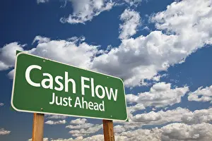 Konzeptuelle Kunst Drucke: Cash-Fluss-Schild über dramatische Wolken und Himmel