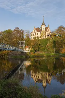 Eastern Germany Tourist Attraction Drucke: Castle on a hill with reflection in the river