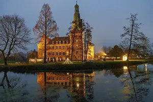 Bilder Datiert 10. Dezember 2024: Ein Schloss mit Lichtern in einer nachtlichen Szenerie.