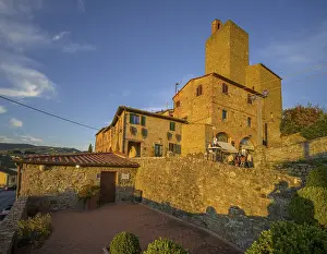 Evening Atmosphere In Italy Drucke: Castle with tower in evening light