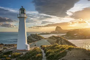 Evening Ocean Views Drucke: The Castlepoint lighthouse on a rock