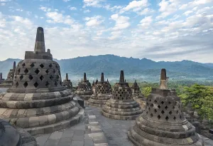 Borobudur Temple Complex Drucke: Borobudur Temple Complex, cloudy sky