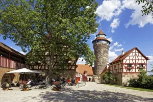Old Town Nuremberg Germany Drucke: Outer castle courtyard, lime tree in front
