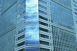 Modern Skyscraper Architecture Drucke: Modern skyscraper office building pattern with sky reflection in windows
