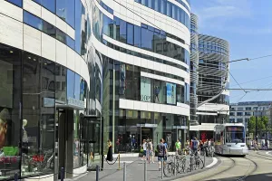 Ko-Bogen, moderne Architektur im städtischen Erneuerungsprojekt.