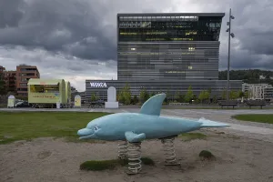 Drucke von Blaues Delfin, Spielgerät mit Federn, Spielplatz, Munch Museum oder Munch Museum im Hintergrund, von Architekt Juan Herreros, entworfen von Jens Richter, alter Bjørvika Hafenbereich , Bispevika Edvard Munch Drucke: Blaues Lichtdelfin, Spielgerät mit Federn.