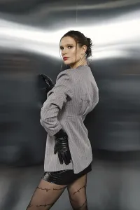 Self Confident Facial Expression Drucke: A model stands confidently in an elevator
