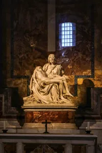 Drucke von Pieta - Marmorskulptur (Michelangelo) im Inneren der Basilika di San Pietro / Saint Peter katholische Kirche - Vatikanstadt Michelangelo Buonarroti Drucke: Pietà - Marmorskulptur (Michelangelo)