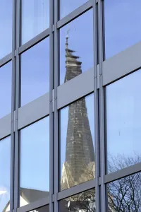 Office Building Facade Drucke: Reflection on a skyscraper