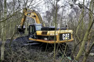 Ein großer Bagger im Prozess, ein weiteren kleineren Bagger aus dem Schlamm zu ziehen.