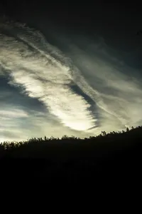 Dramatic Cloud Formation Drucke: Cloud patterns swirl dramatically in the twilight sky