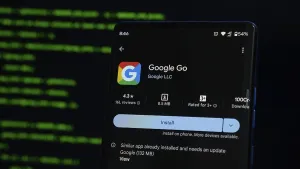 Digital Communication Tools Drucke: Google Go app displayed on a smartphone screen with coding interface in the background