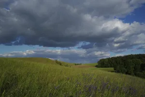 Cloudy Atmospheric Mood Drucke: Dramatic cloud formations in the sky over a hillside in May