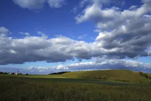 Cloudy Atmospheric Mood Drucke: Dramatic cloud formations in the sky over a hillside in May