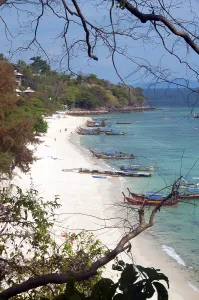 Krabi Province Tourism Drucke: Ko Phi Phi consists of two islands
