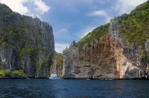 Southern Thailand Coastline Drucke: Ko Phi Phi consists of two islands
