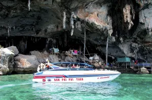 Andaman Sea Coastline Drucke: Ko Phi Phi consists of two islands