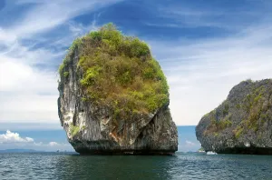 Krabi Province Thailand Drucke: Ko Phi Phi consists of two islands