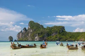 Andaman Sea Coastline Drucke: Ko Phi Phi consists of two islands
