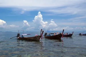 Empty Beaches In Thailand Drucke: Ko Phi Phi consists of two islands