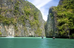 Southeast Asia Beach Destinations Drucke: Ko Phi Phi consists of two islands