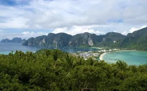 Krabi Province Tourism Drucke: Ko Phi Phi consists of two islands