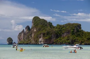 Southeast Asian Coastal Landscapes Drucke: Ko Phi Phi consists of two islands
