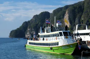 Krabi Province Beaches Drucke: Ko Phi Phi consists of two islands