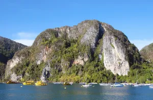 Krabi Province Tourism Drucke: Ko Phi Phi consists of two islands