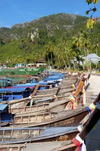 Andaman Sea Coastlines Drucke: Ko Phi Phi consists of two islands