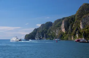 Krabi Province Tourism Drucke: Ko Phi Phi consists of two islands
