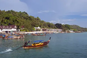 Southern Thailand Coast Drucke: Ko Phi Phi consists of two islands