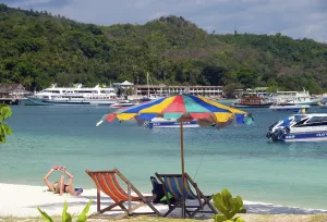 Southern Thailand Coast Drucke: Ko Phi Phi consists of two islands