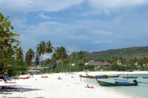 Andaman Sea Tourism Drucke: Ko Phi Phi consists of two islands