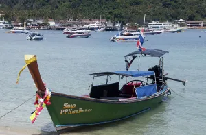 Southeast Asia Beach Destinations Drucke: Ko Phi Phi consists of two islands