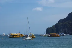Krabi Province Tourism Drucke: Ko Phi Phi consists of two islands