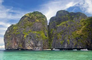 Krabi Province Tourism Drucke: Ko Phi Phi consists of two islands