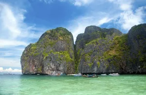 Andaman Sea Coastline Drucke: Ko Phi Phi consists of two islands