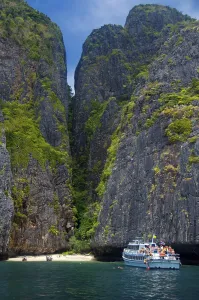 Andaman Sea Coastline Drucke: Ko Phi Phi consists of two islands