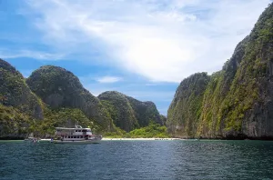 Thai National Park Drucke: Ko Phi Phi consists of two islands