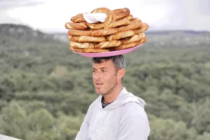 Asia Minor Landmarks Drucke: Man carrying a stack of flatbreads on his head