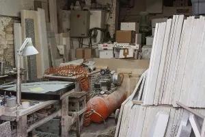 Central Italy Photography Drucke: View into a workshop with messy materials