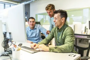 Office Teamwork Drucke: Programmers collaborating on a project