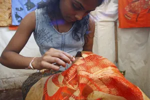Southeast Asia Handicrafts Drucke: Batik, a method (originally used in java) of producing colored designs on textiles by dyeing them